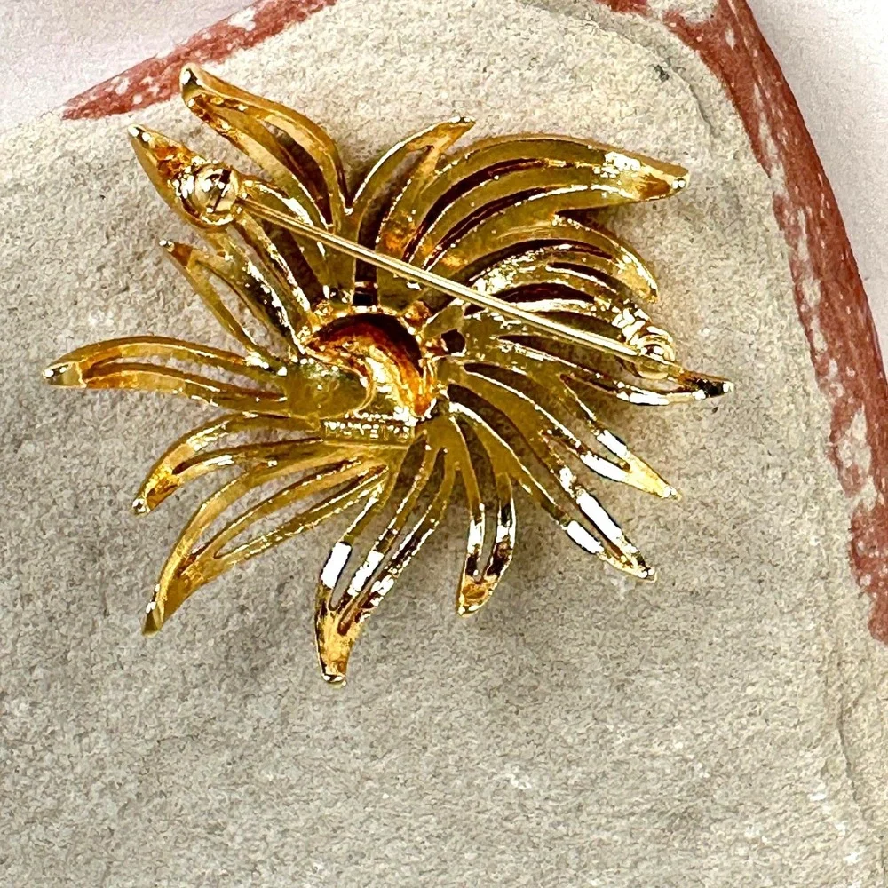 Vintage Signed Monet‎ Gold-Tone Textured Sunburst Flower Brooch Pin Cordelia